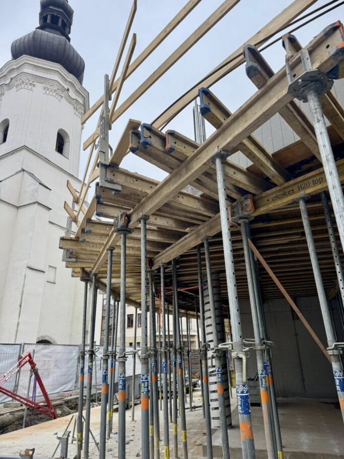 Stavba polyfunkčního domu VÁCLAV v historickém centru Ostravy výrazně pokročila