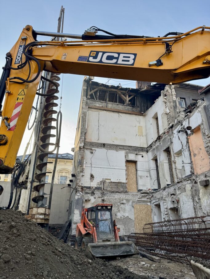 ŽIVĚ ze stavby: Vila Dvořákova získává pevné základy